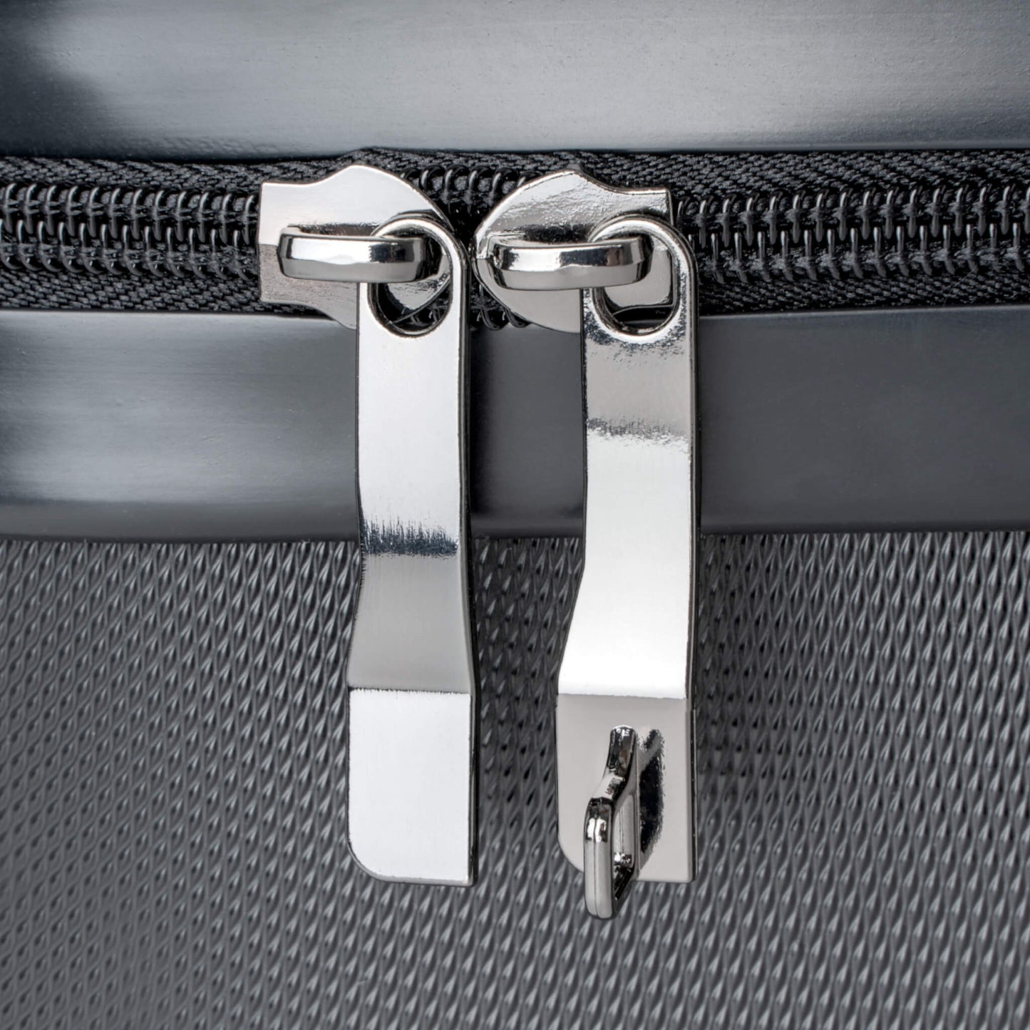 travel suitcase with pelican design zipper